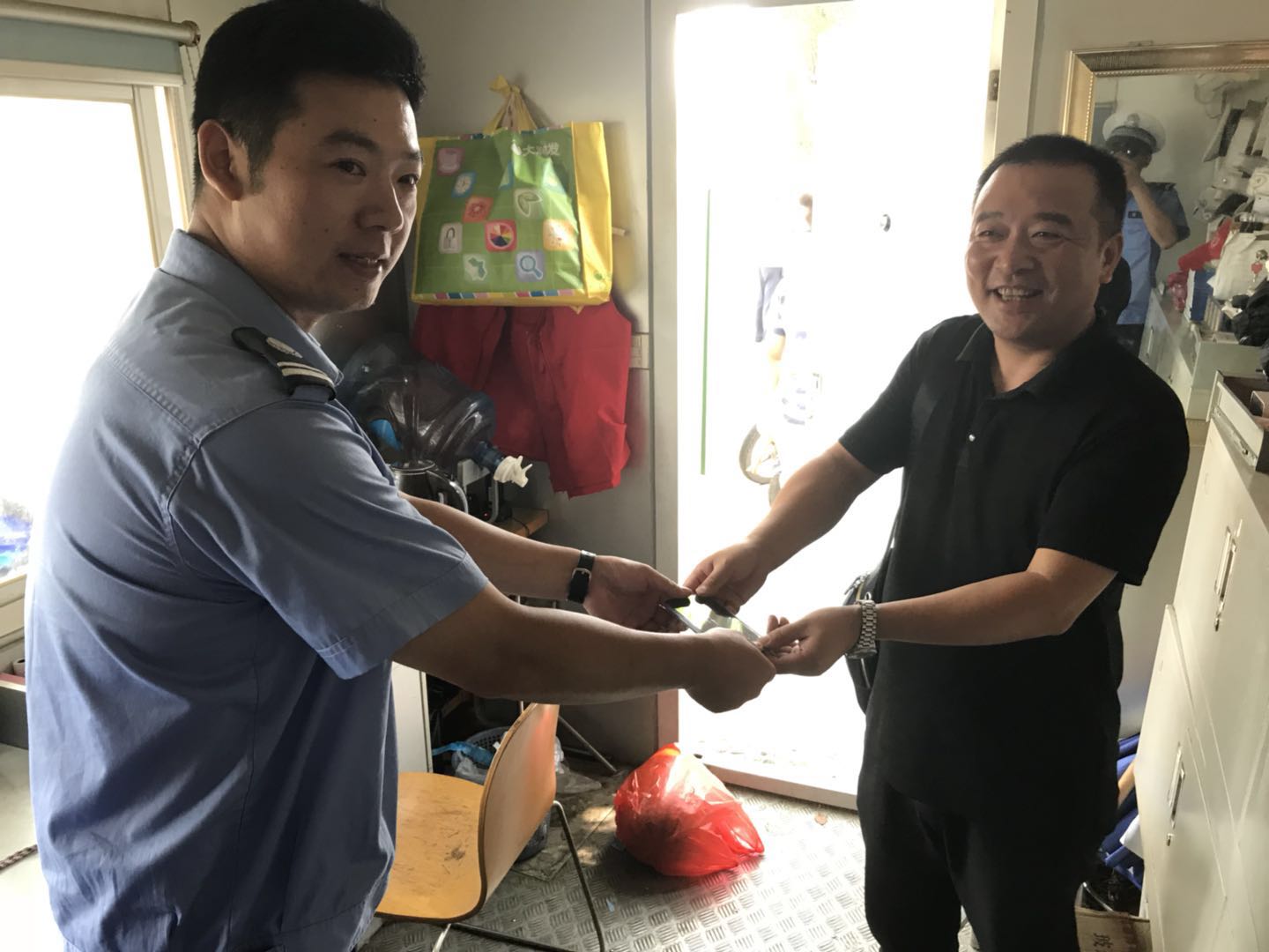 保安公司一線隊(duì)員撿到手機(jī)還失主獲稱贊.jpg