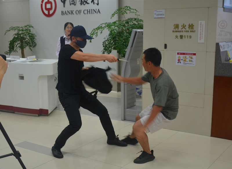 保安公司聯(lián)合中國(guó)銀行昆山分行進(jìn)行搶奪客戶應(yīng)急演練_副本.jpg