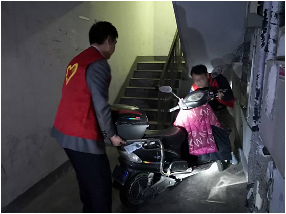 黨員進社區(qū) 保安在行動.png