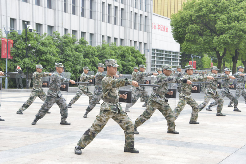 保安公司民兵應(yīng)急連在集團(tuán)總部進(jìn)行科目展示活動(dòng)_副本.jpg