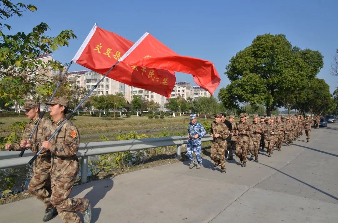 交發(fā)集團(tuán)基干民兵營(yíng)開展備戰(zhàn)拉練活動(dòng) (2).jpg