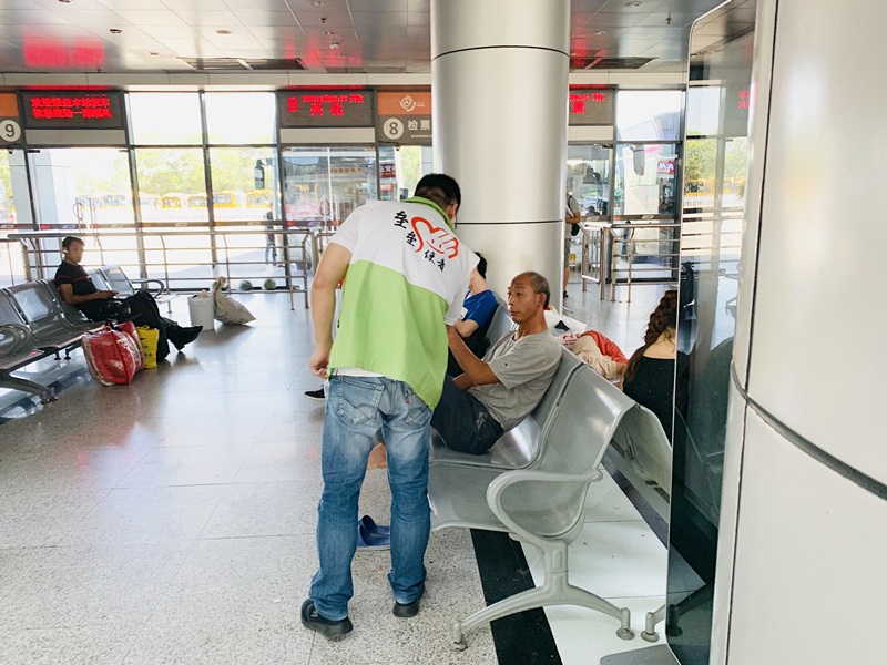 保安公司組織員工參加長途汽車客運(yùn)站志愿活動.jpg