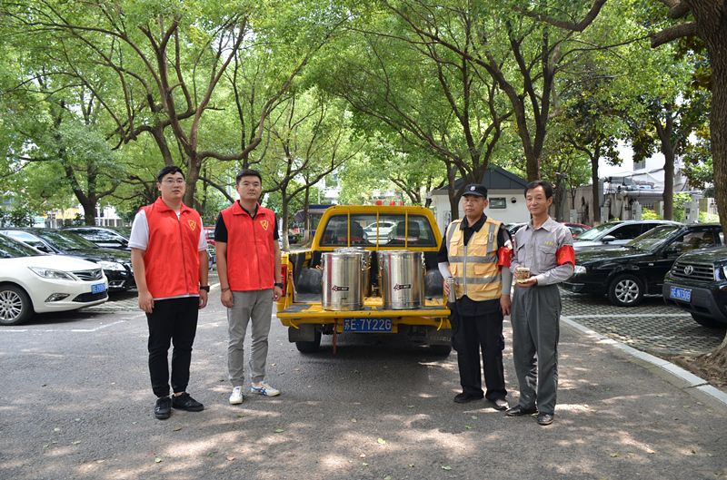 保安公司持續(xù)開展夏季高溫送清涼活動(dòng).JPG