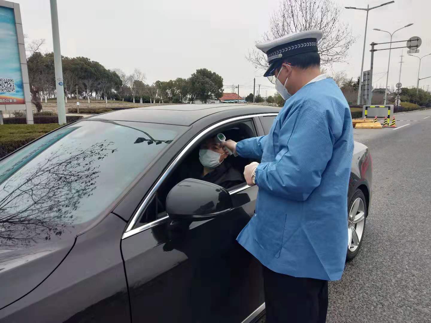 嚴(yán)防死守 筑牢高速卡口入昆防疫檢測(cè)線(xiàn).jpg