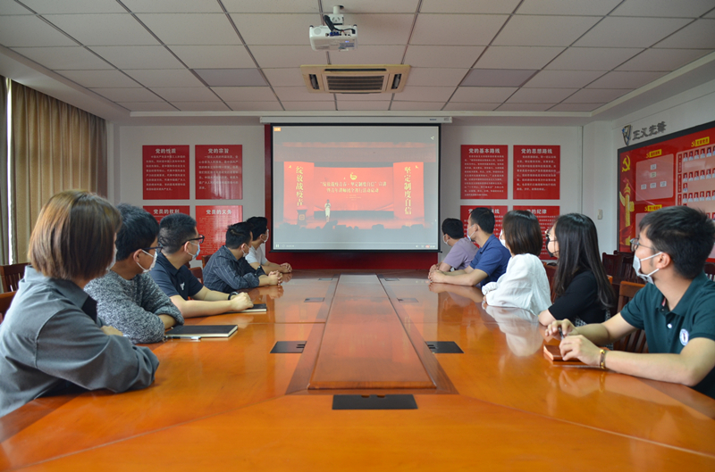 保安公司組織觀看“綻放戰(zhàn)疫青春·堅定制度自信”宣講暨青年講師團(tuán)全省行活動啟動儀式.JPG