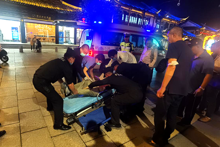 安保公司周莊景區(qū)安保隊(duì)員火速救援受傷老人.png
