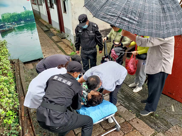安保公司錦溪安保隊(duì)員及時(shí)送診摔倒老人 (2).png