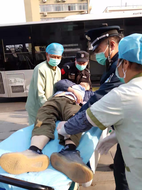 安保公司中醫(yī)院安保隊(duì)員熱心救助公交車暈倒游客.png
