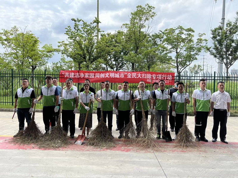 “共建潔凈家園 同創(chuàng)文明城市”——安保公司組織開展全民大掃除專項行動.jpg