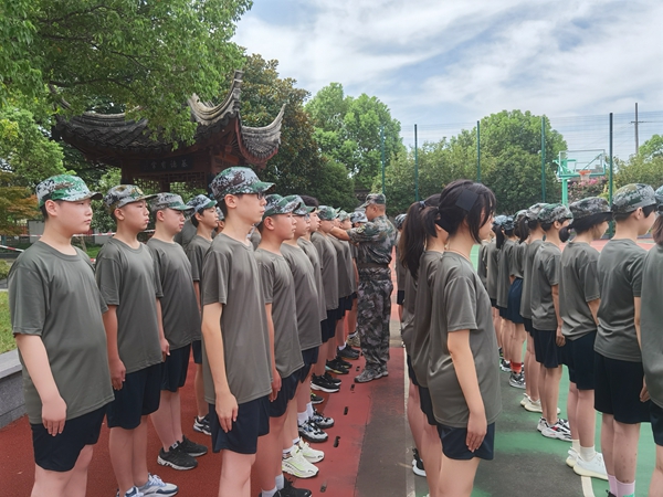 安保公司培訓(xùn)中心前往通海實(shí)驗(yàn)中學(xué)開(kāi)展軍訓(xùn)活動(dòng).jpg