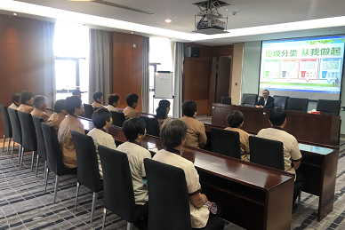 保安公司昆通物業(yè)農(nóng)商行駐點(diǎn)開展垃圾分類知識培訓(xùn) (1).png