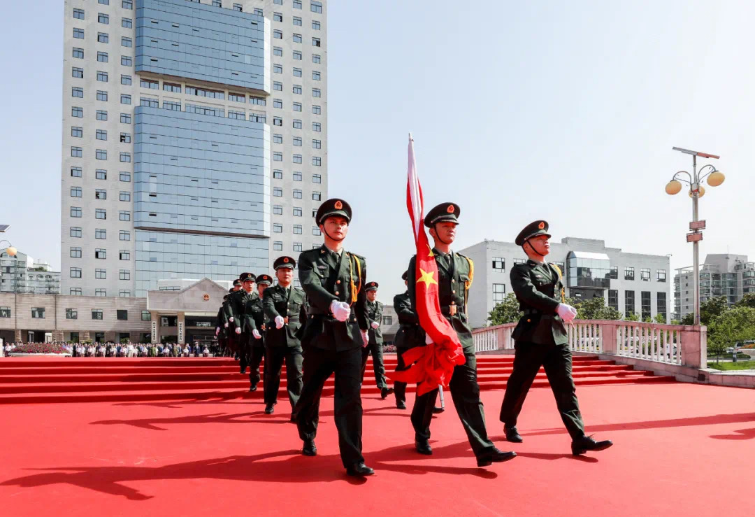 保安公司培訓(xùn)中心民兵訓(xùn)導(dǎo)中隊(duì)參加慶祝昆山解放71周年升國旗儀式 (4).jpg